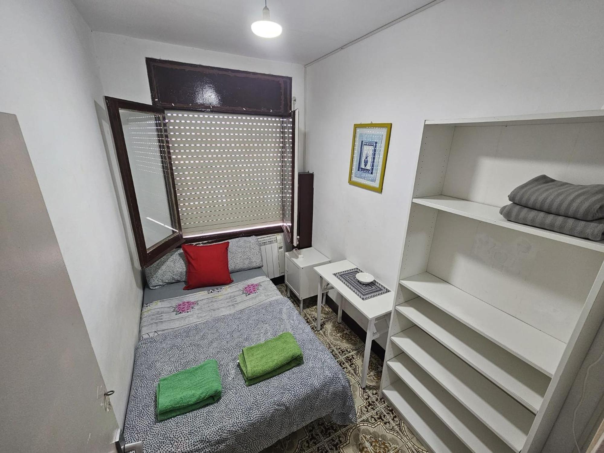Poble Sec Nino House Capsulehotel *